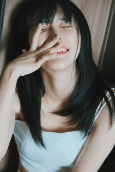 家公对儿媳妇动手脚该跟老公说吗